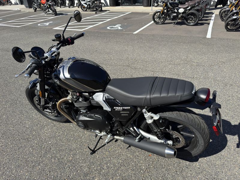 2025 Triumph Speed Twin 900 - PHANTOM BLACK 