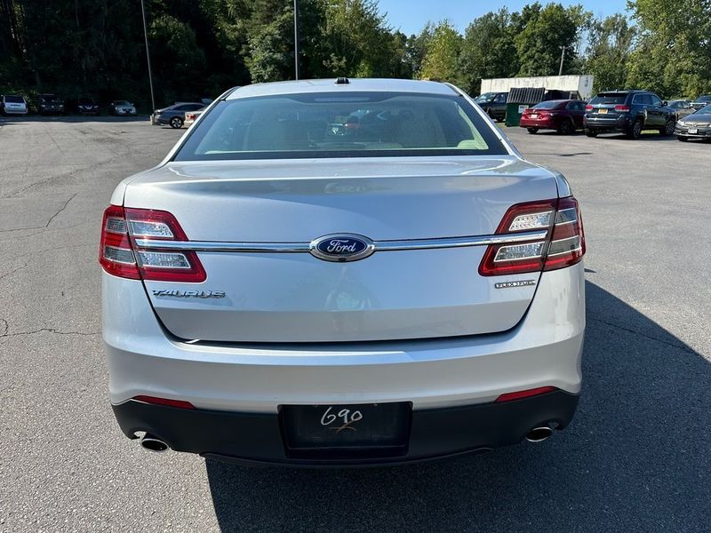 2019 Ford Taurus SEImage 12