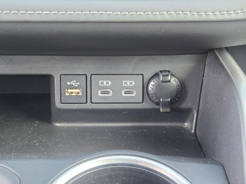 Used 2024 Toyota Highlander LE FWD (Natl)