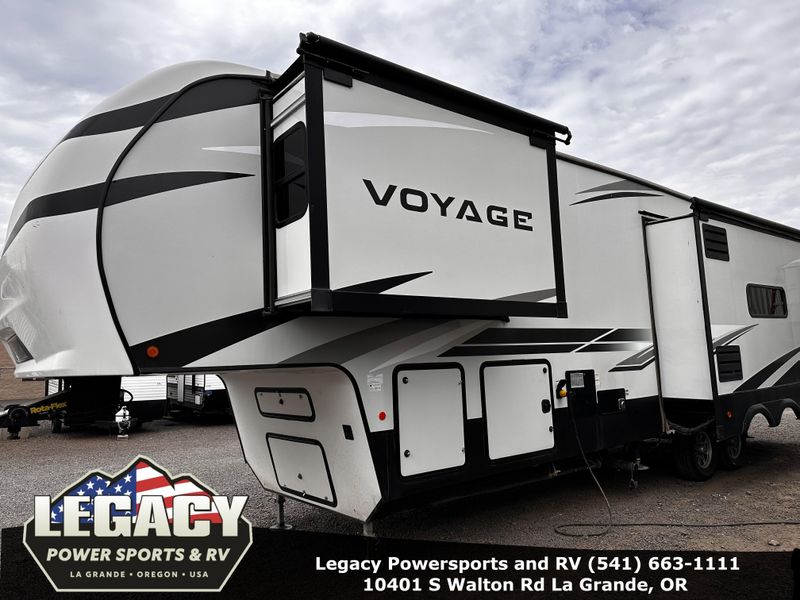 Used 2021 WINNEBAGO 3134RL Image 1