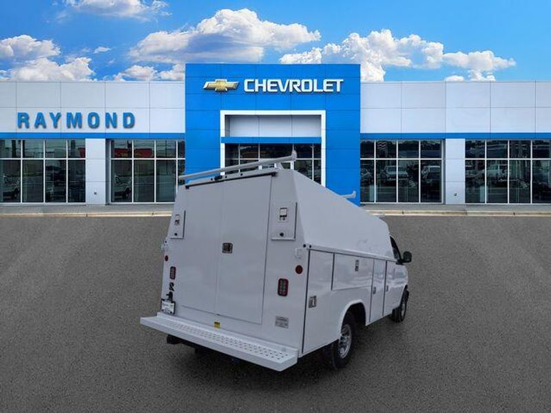 New 2025 Chevrolet Express 3500 Work VanImage 4