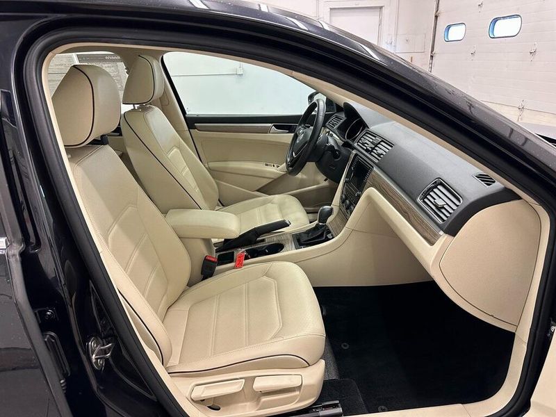 2018 Volkswagen Passat 2.0T SEImage 30