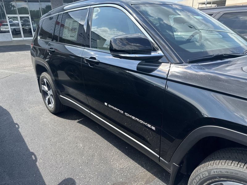 2025 Jeep Grand Cherokee L Limited 4x4Image 5
