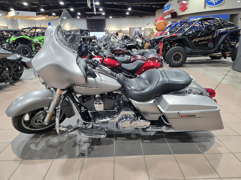 USED 2009 HARLEY STREET GLIDE Image 4