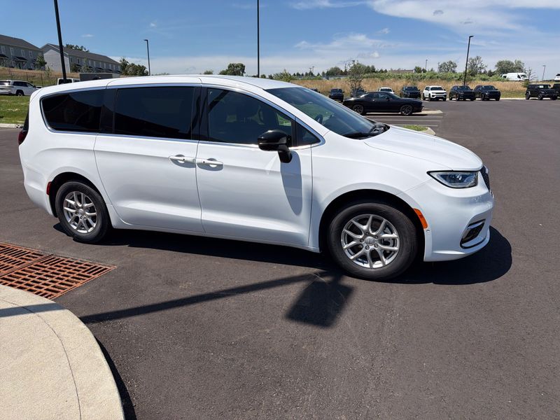 New 2026 Chrysler Pacifica SelectImage 30