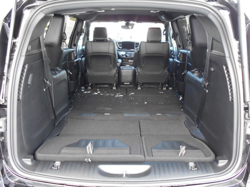 2025 Chrysler Voyager LxImage 22