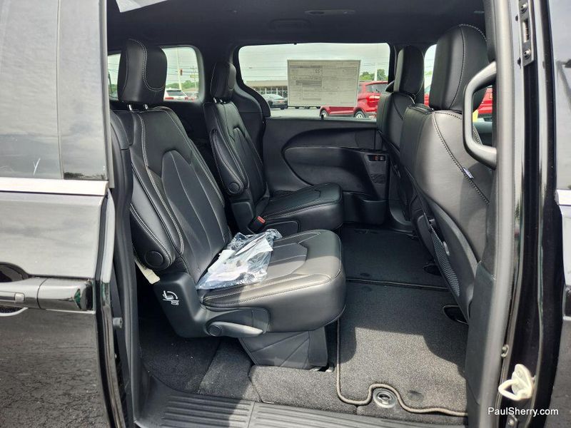 New 2025 Chrysler Voyager LxImage 42