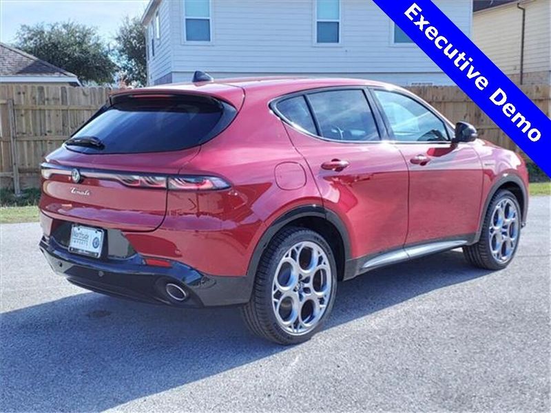 2024 Alfa Romeo Tonale Veloce Eawd in a Alfa Rosso (Red) exterior color and Red/Blackinterior. Northside Alfa Romeo of Houston 281-475-4549 alfaromeousaofnorthhouston.com 