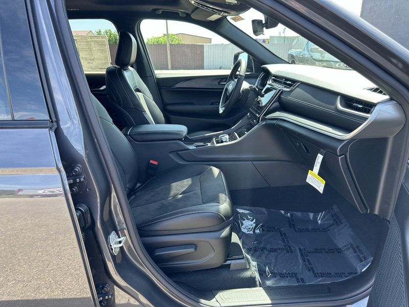 2024 Jeep Grand Cherokee L Altitude XImage 10
