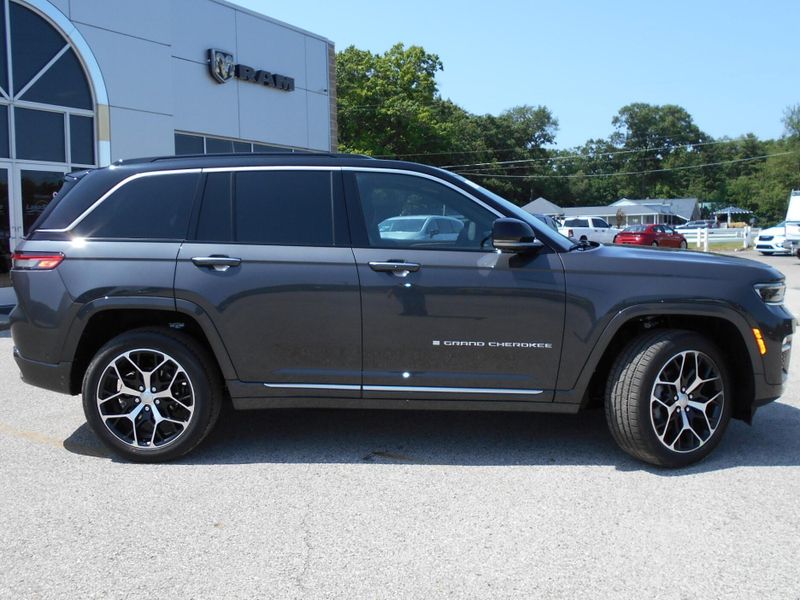 New 2025 Jeep Grand Cherokee Summit Reserve 4x4Image 36