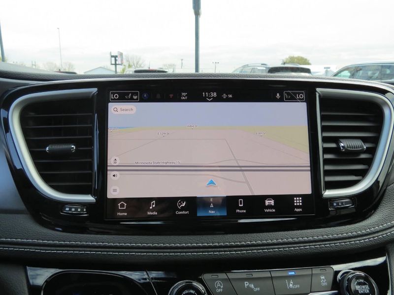 New 2026 Chrysler Pacifica SelectImage 16