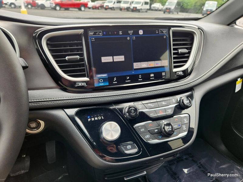 New 2026 Chrysler Pacifica Select