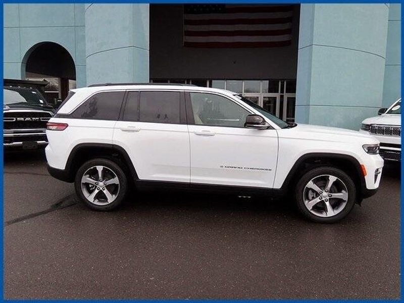 2024 Jeep Grand Cherokee 4xe Base 4xe in a Bright White Clear Coat exterior color and Wicker Beige/Blackinterior. Papas Jeep Ram In New Britain, CT 860-356-0523 papasjeepram.com 