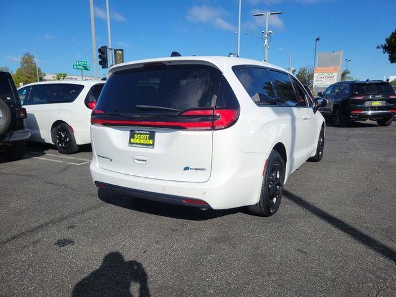New 2023 Chrysler Pacifica Plug-in Hybrid Touring L