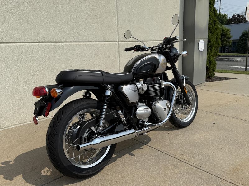 2025 Triumph Bonneville T120Image 3
