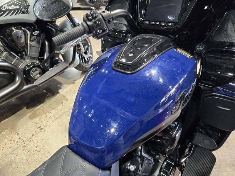 New 2025 Indian Motorcycle PURSUIT DARK HORSE 112  RA 49ST BLACK METALLIC VIVID CRYSTAL W SPRINGFIELD BLUE Image 15