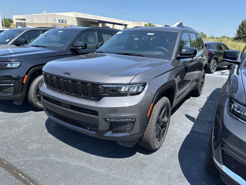 New 2025 Jeep Grand Cherokee L Limited 4x4Image 1