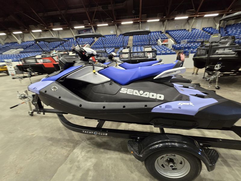 2025 SEADOO SPARK FOR 3 CONVENIENCE PACKAGE WITH SOUND SYSTEM DAZZLING BLUE AND VAPOR BLUE Image 1