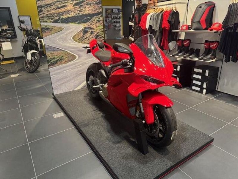 New 2025 Ducati Panigale V4 