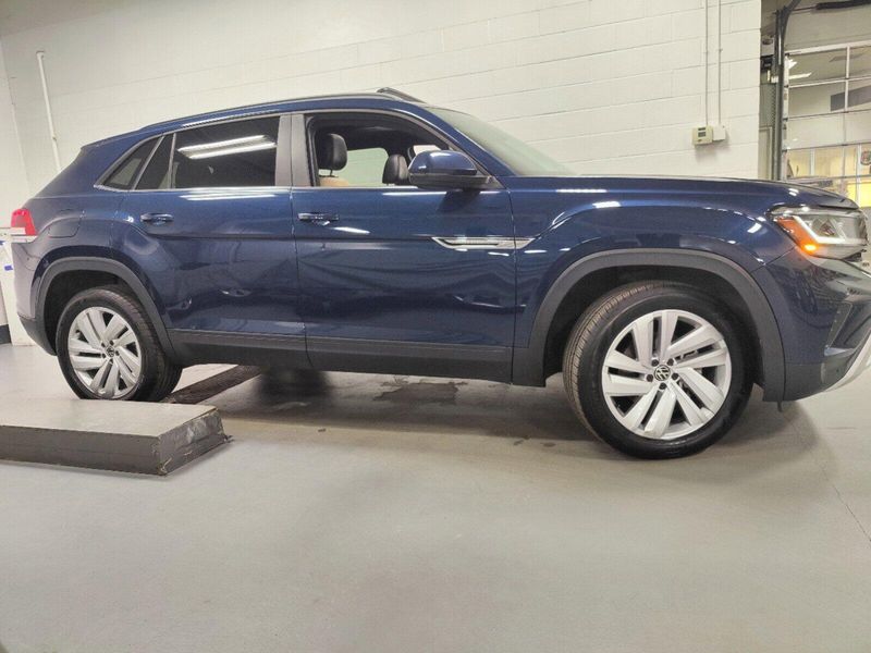 2021 Volkswagen Atlas Cross Sport V6 AWD SE w/Technology/SunroofImage 3