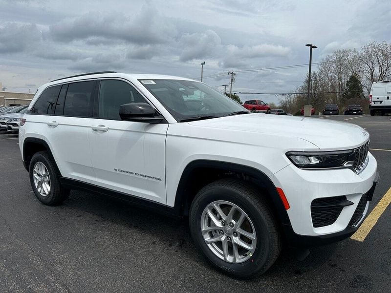 2025 Jeep Grand Cherokee Laredo X 4x4Image 1