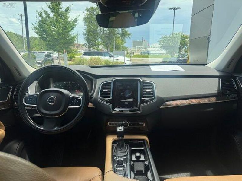 2016 Volvo XC90 T6 Momentum