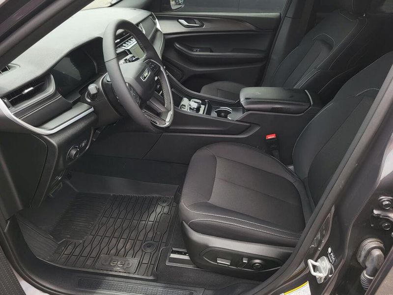 2025 Jeep Grand Cherokee LaredoImage 27