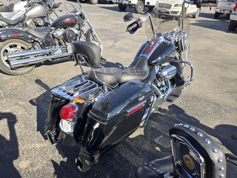 USED 2019 HARLEY ROAD KING Image 4