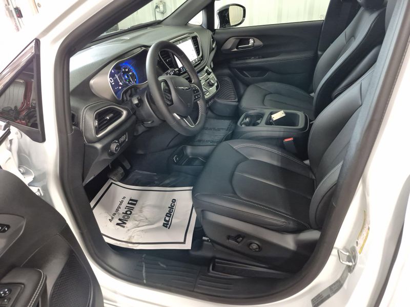 2025 Chrysler Pacifica SelectImage 24
