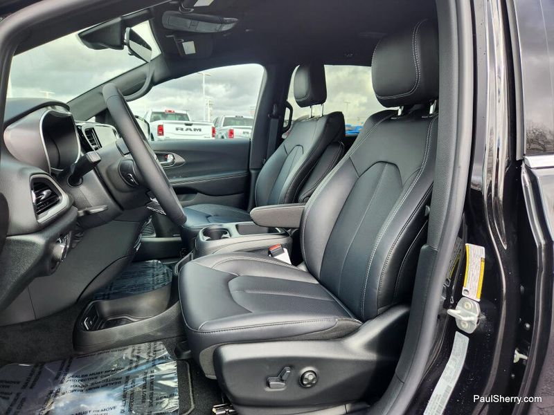 New 2026 Chrysler Voyager Lx