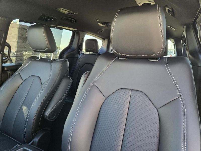 New 2026 Chrysler Pacifica Select FWD