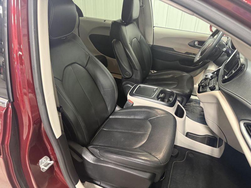 Used 2022 Chrysler Pacifica Touring LImage 11