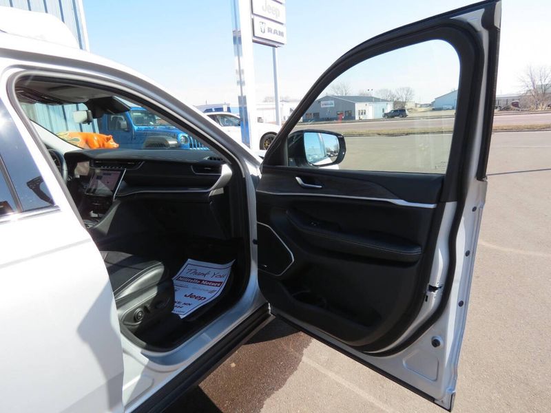 2022 Jeep Grand Cherokee L Limited 4x4 4dr SUVImage 35