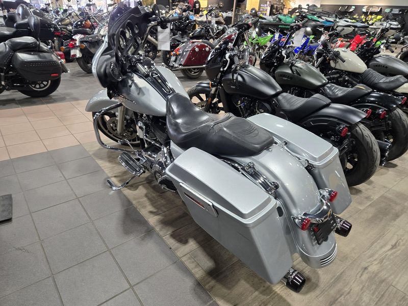 USED 2010 HARLEY STREET GLIDE Image 6
