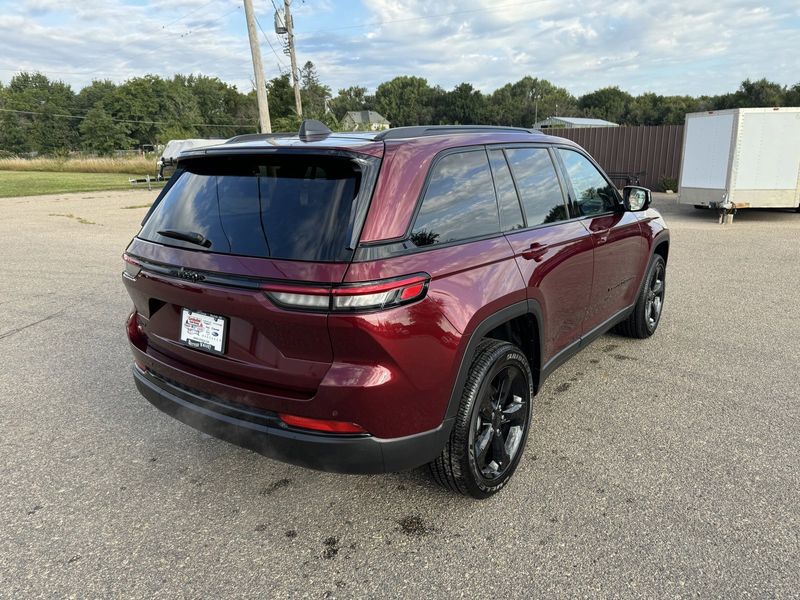 2024 Jeep Grand Cherokee Altitude XImage 11