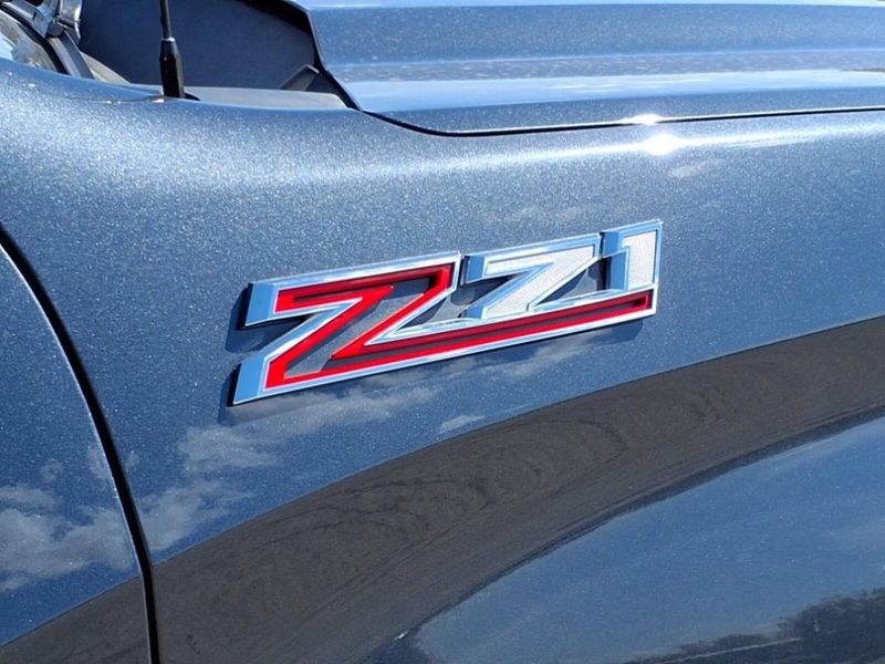 2021 Chevrolet Silverado 1500 LT photo 3