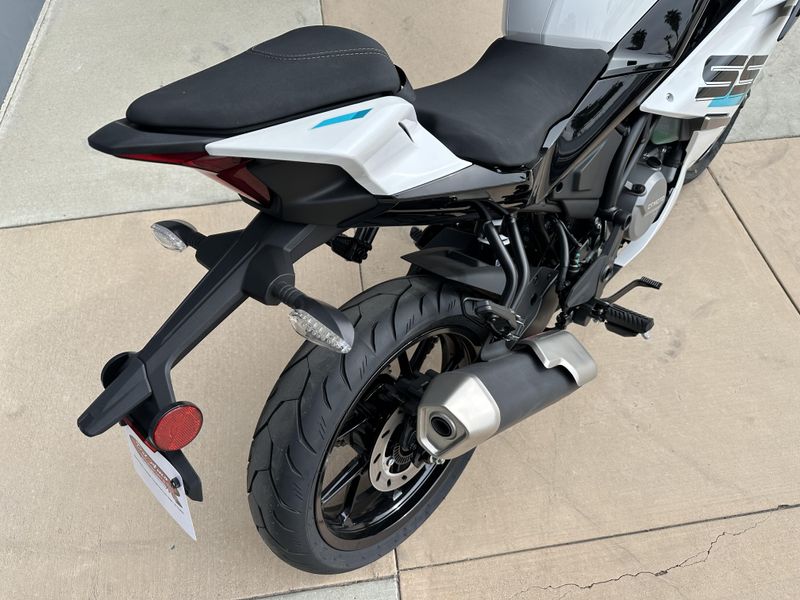 2025 CFMOTO 300SS Image 13