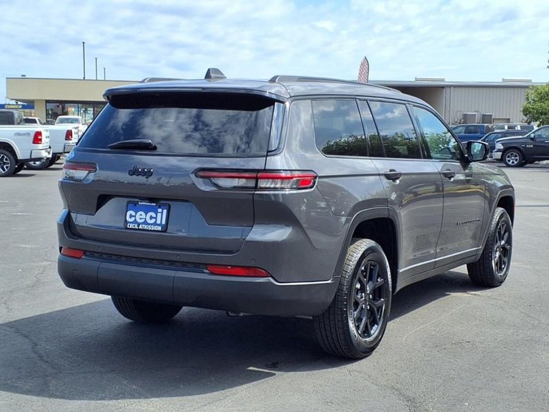 2025 Jeep Grand Cherokee Altitude photo 4