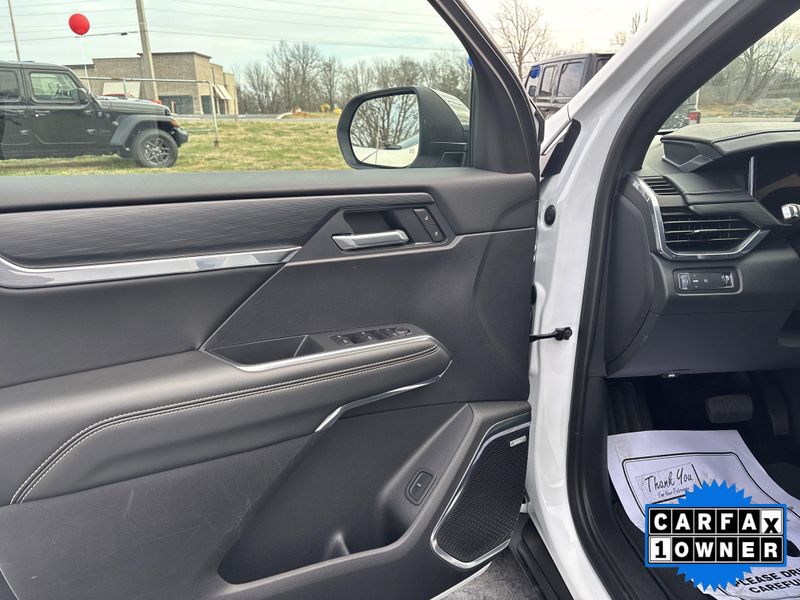 Used 2025 GMC Acadia FWD ElevationImage 21