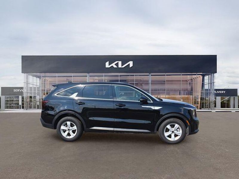 New 2025 Kia Sorento LXImage 2
