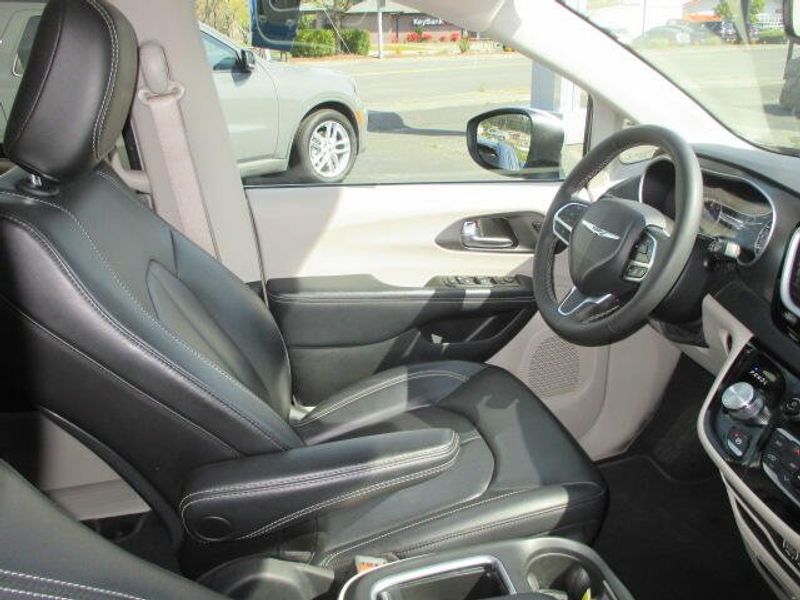 2023 Chrysler Pacifica Touring LImage 26
