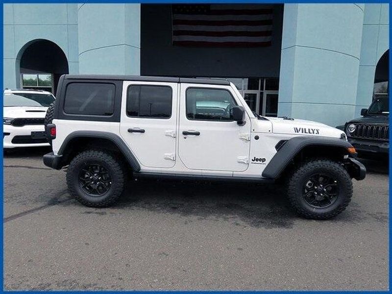 2025 Jeep Wrangler Unlimited Willys photo 2