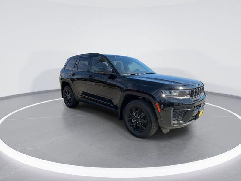 New 2026 Jeep Grand Cherokee Laredo Altitude 4x2Image 2