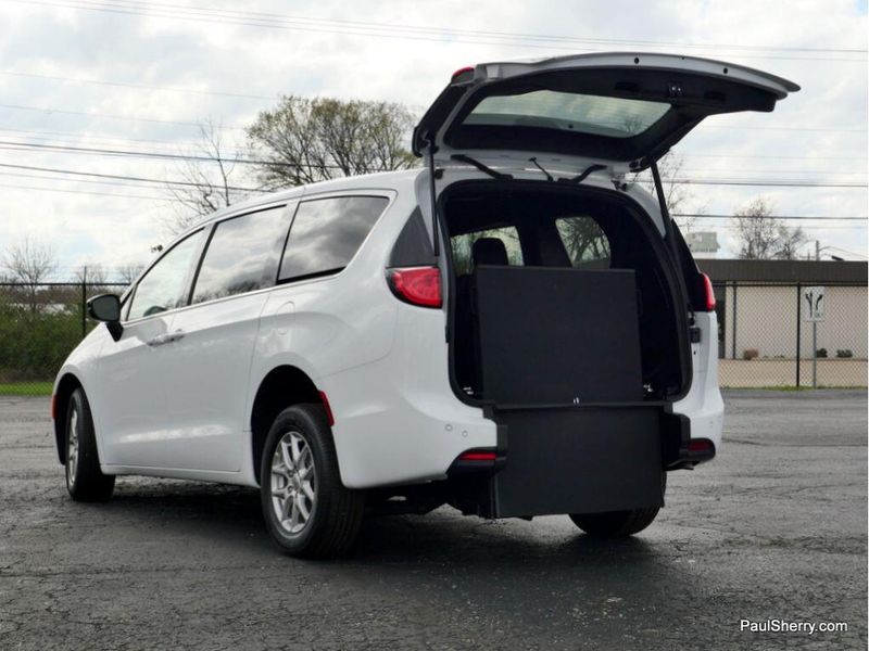 2025 Chrysler Voyager LXImage 5