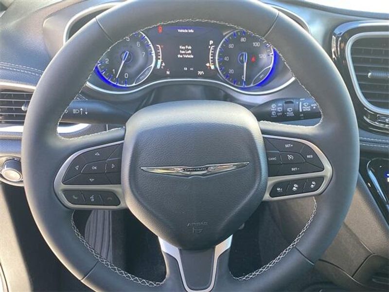 New 2025 Chrysler Pacifica SelectImage 17