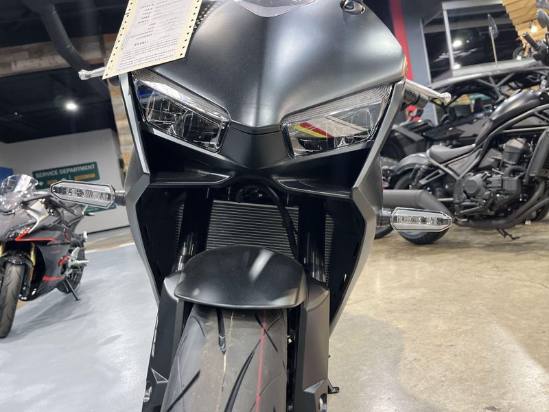 New 2026 Honda CBR650R E-CLUTCH Image 13