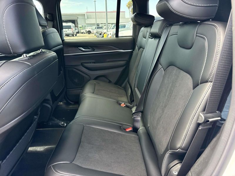 New 2026 Jeep Grand Cherokee Laredo Altitude 4x4