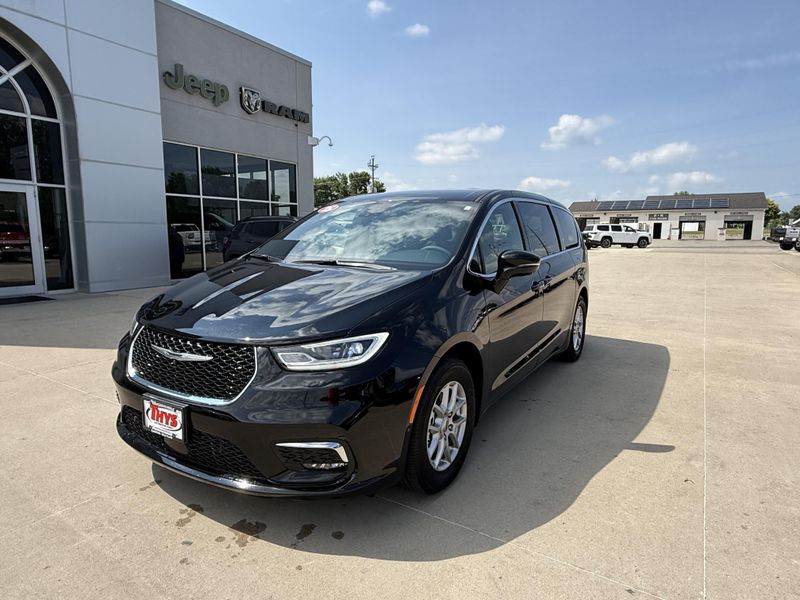Used 2025 Chrysler Pacifica SelectImage 30