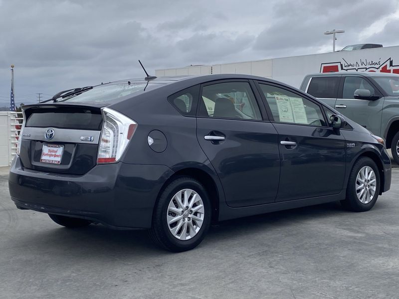 2014 Toyota Prius Plug-In BaseImage 4
