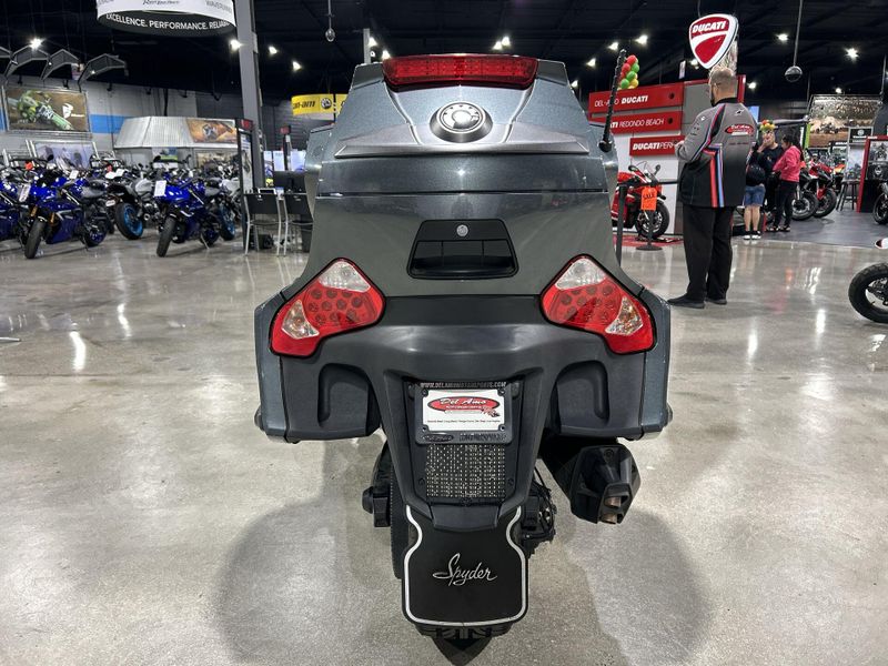 2018 Can-Am SPYDER RT-SE6  in a GREY exterior color. Del Amo Motorsports of Redondo Beach (424) 390-7811 delamomotorsports.com 